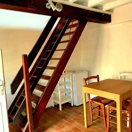 Charming Brickyard Near A Lock Apartment
